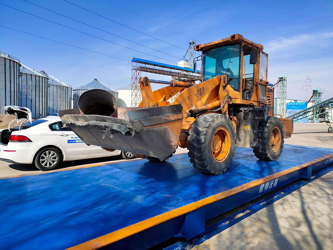 黑龍江100噸鋼結(jié)構(gòu)移動(dòng)地磅電子汽車衡